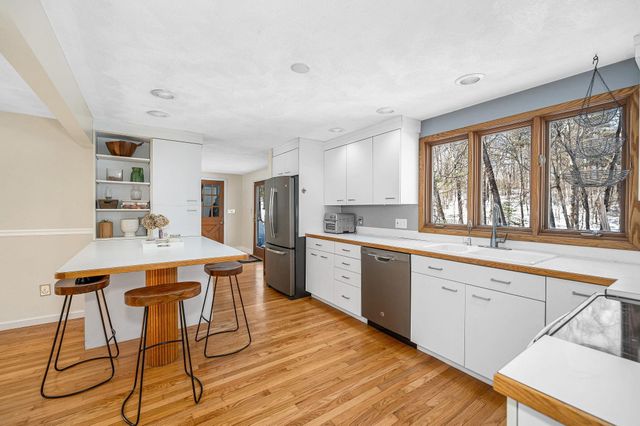 14 Londonderry Road, Windham, NH 03087