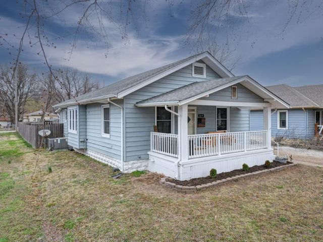 516 E 15th Ave, Winfield, KS 67156