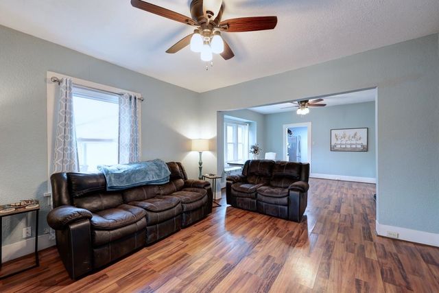 516 E 15th Ave, Winfield, KS 67156