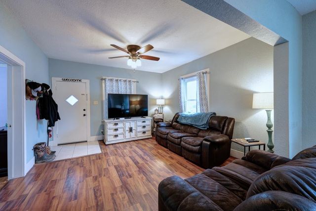 516 E 15th Ave, Winfield, KS 67156