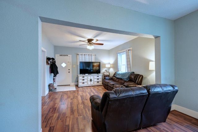 516 E 15th Ave, Winfield, KS 67156