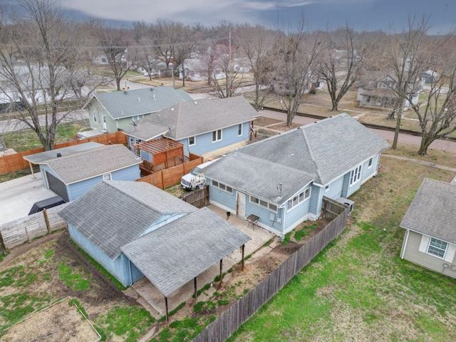 516 E 15th Ave, Winfield, KS 67156