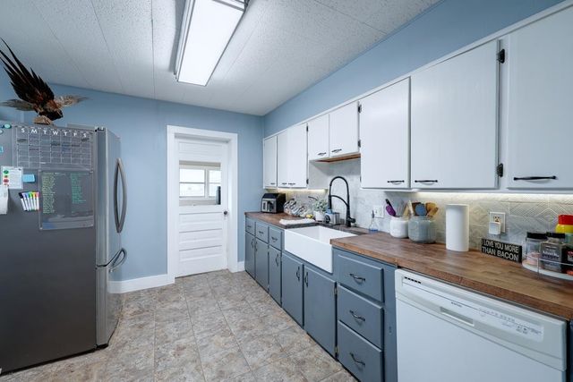 516 E 15th Ave, Winfield, KS 67156