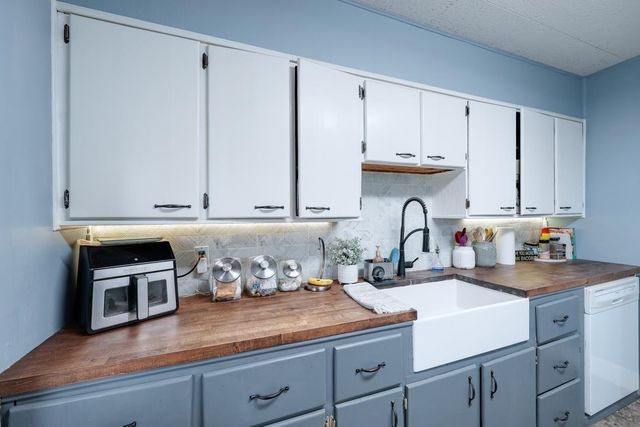 516 E 15th Ave, Winfield, KS 67156