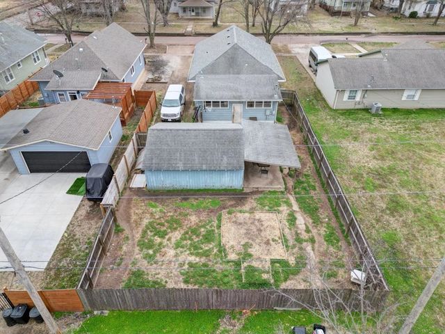 516 E 15th Ave, Winfield, KS 67156