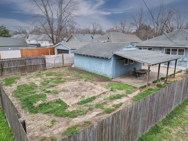 516 E 15th Ave, Winfield, KS 67156