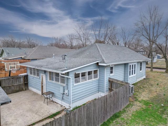 516 E 15th Ave, Winfield, KS 67156