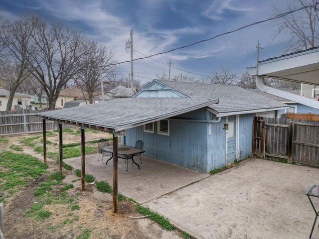 516 E 15th Ave, Winfield, KS 67156