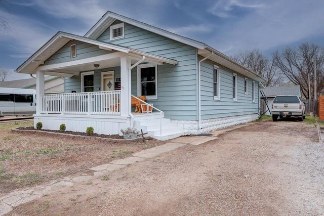516 E 15th Ave, Winfield, KS 67156