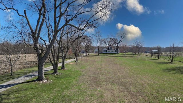 11086 Old Litchfield Trail, Litchfield, IL 62056