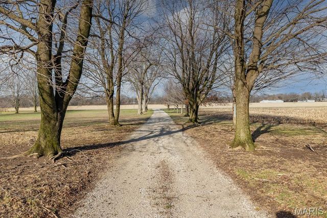 11086 Old Litchfield Trail, Litchfield, IL 62056