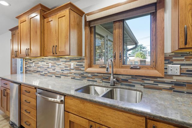 2204 Easley Street, Waterloo, IA 50702