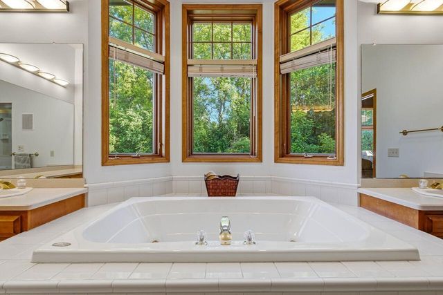 W291S5279 Ridgefield ROAD, Waukesha, WI 53189