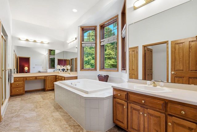 W291S5279 Ridgefield ROAD, Waukesha, WI 53189