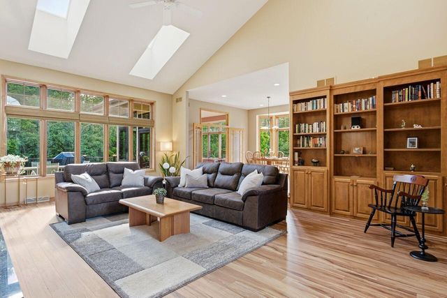 W291S5279 Ridgefield ROAD, Waukesha, WI 53189