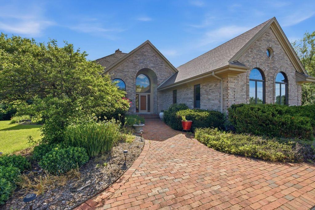 W291S5279 Ridgefield ROAD, Waukesha, WI 53189