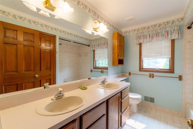 19678 Ashley Court, Livonia, MI 48152