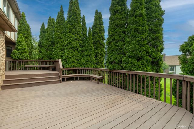 19678 Ashley Court, Livonia, MI 48152