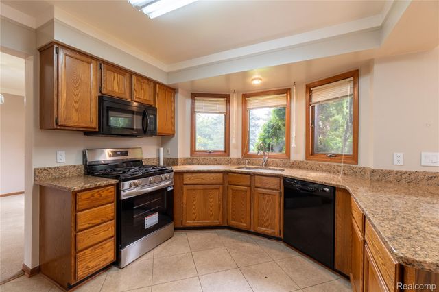 19678 Ashley Court, Livonia, MI 48152