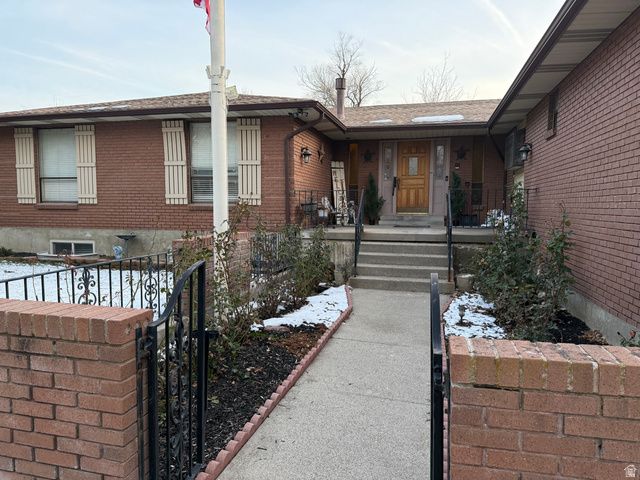 2096 E LINDEN CIR, Holladay, UT 84121