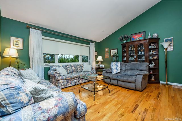 26 Block Terrace, Farmingdale, NY 11735