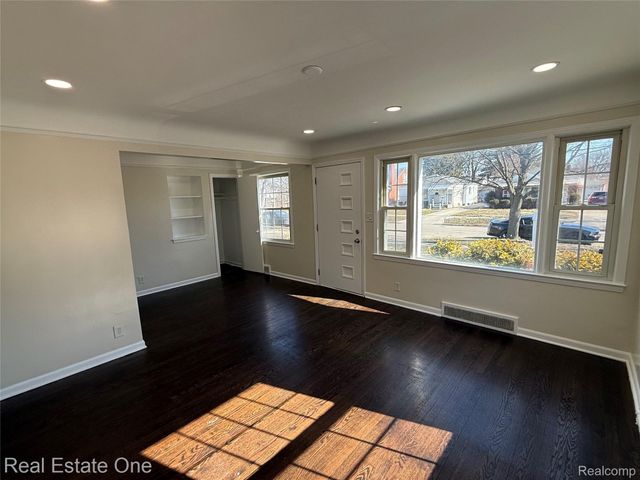 6991 Colonial Street, Dearborn Heights, MI 48127