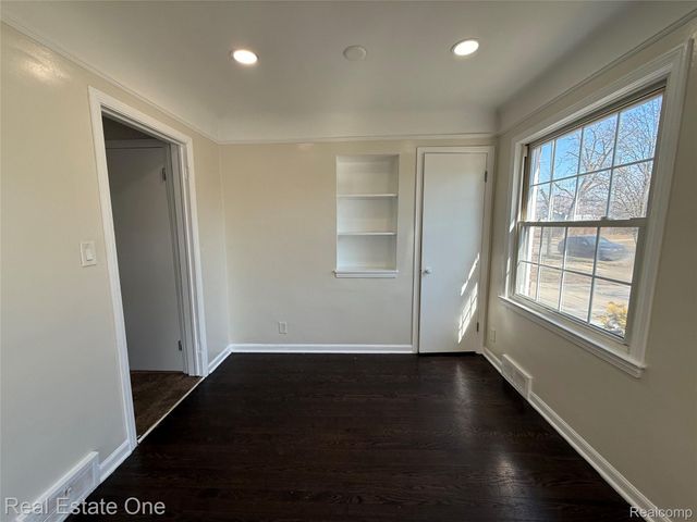 6991 Colonial Street, Dearborn Heights, MI 48127