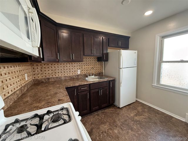 6991 Colonial Street, Dearborn Heights, MI 48127