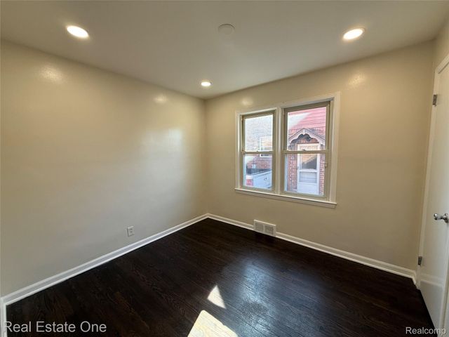 6991 Colonial Street, Dearborn Heights, MI 48127