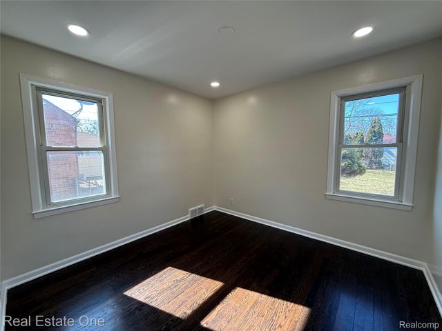 6991 Colonial Street, Dearborn Heights, MI 48127