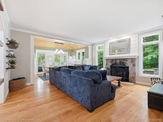45625 W 9 Mile Road, Novi, MI 48374