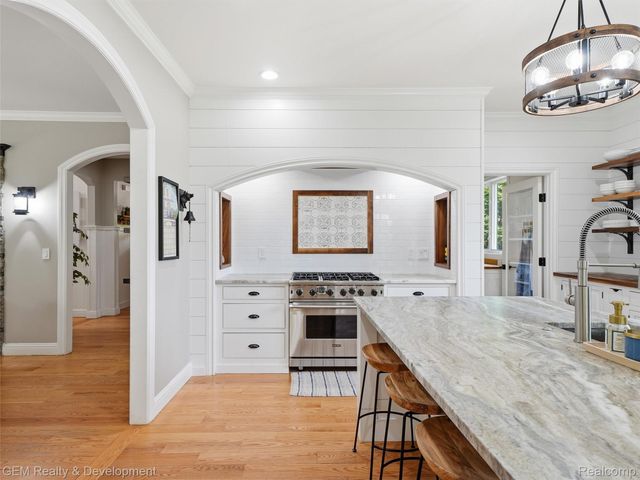 45625 W 9 Mile Road, Novi, MI 48374