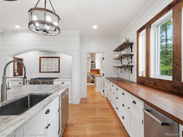 45625 W 9 Mile Road, Novi, MI 48374