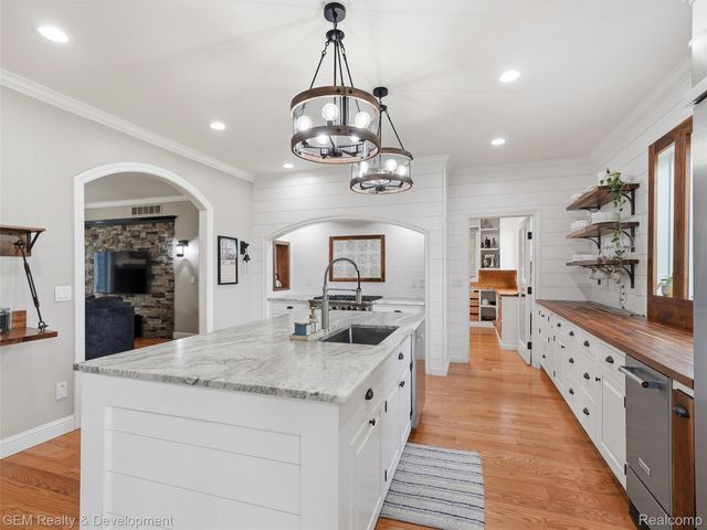 45625 W 9 Mile Road, Novi, MI 48374