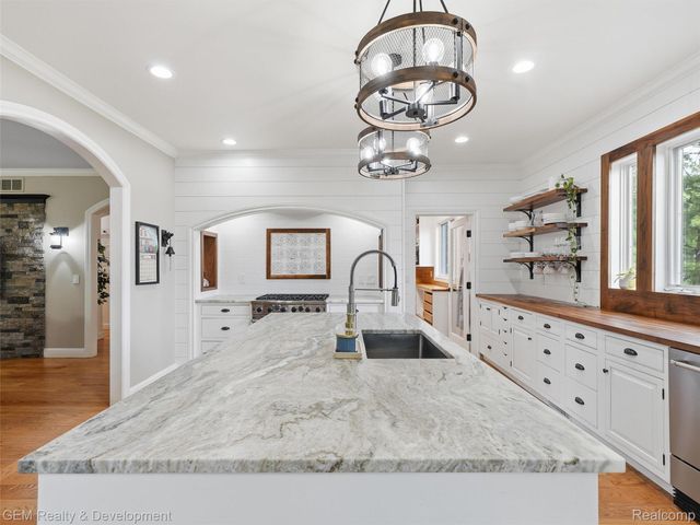 45625 W 9 Mile Road, Novi, MI 48374