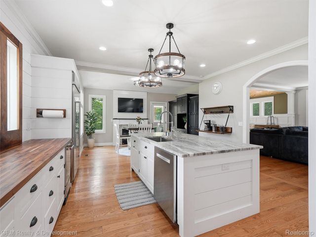 45625 W 9 Mile Road, Novi, MI 48374