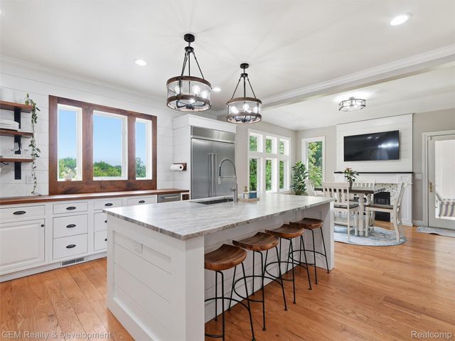 45625 W 9 Mile Road, Novi, MI 48374