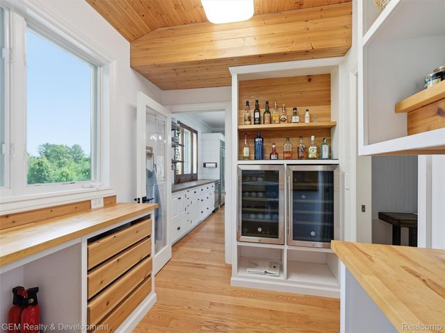 45625 W 9 Mile Road, Novi, MI 48374