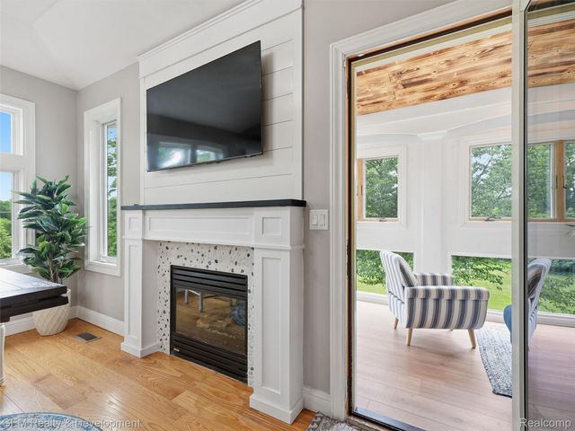45625 W 9 Mile Road, Novi, MI 48374