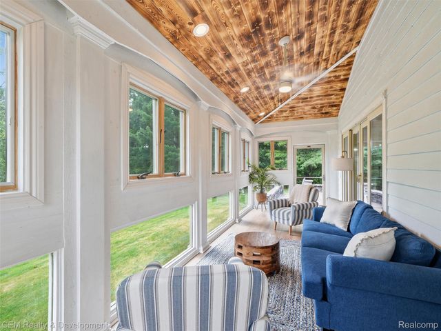 45625 W 9 Mile Road, Novi, MI 48374