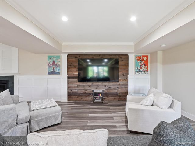 45625 W 9 Mile Road, Novi, MI 48374