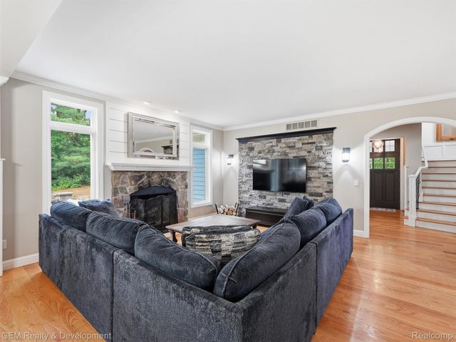 45625 W 9 Mile Road, Novi, MI 48374