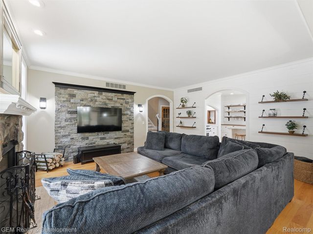 45625 W 9 Mile Road, Novi, MI 48374