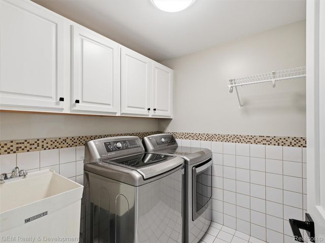 45625 W 9 Mile Road, Novi, MI 48374