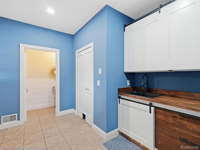 45625 W 9 Mile Road, Novi, MI 48374