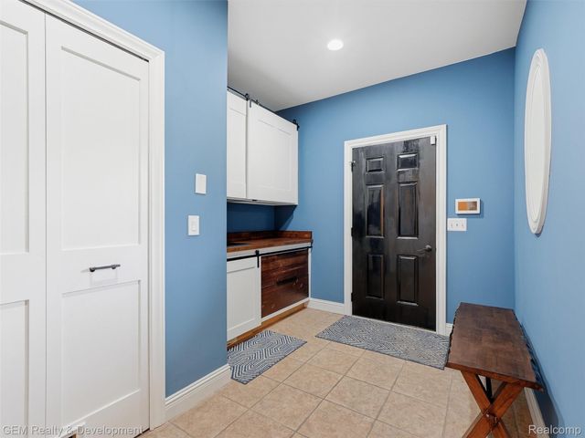 45625 W 9 Mile Road, Novi, MI 48374