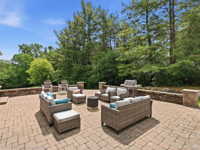 45625 W 9 Mile Road, Novi, MI 48374