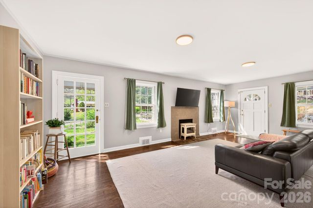 318 Stonewall Avenue, Swannanoa, NC 28778