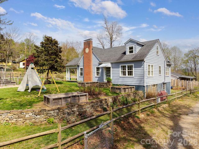 318 Stonewall Avenue, Swannanoa, NC 28778
