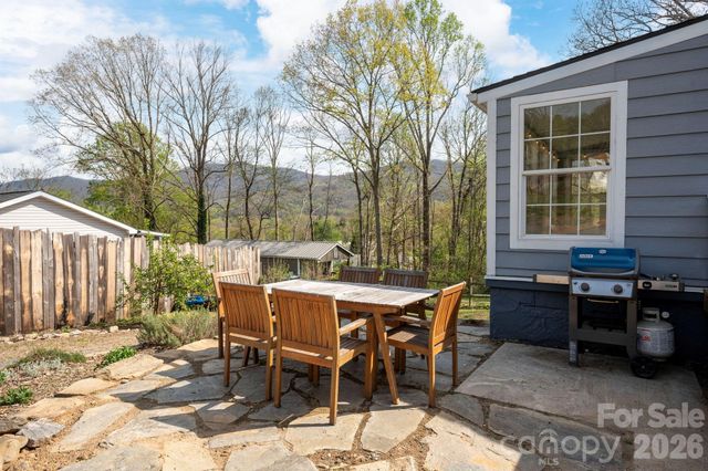318 Stonewall Avenue, Swannanoa, NC 28778